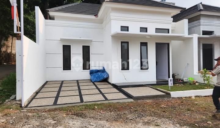 Ready-to-Live House Flanked by 2 Toll Gates Near MRT and KRL 1