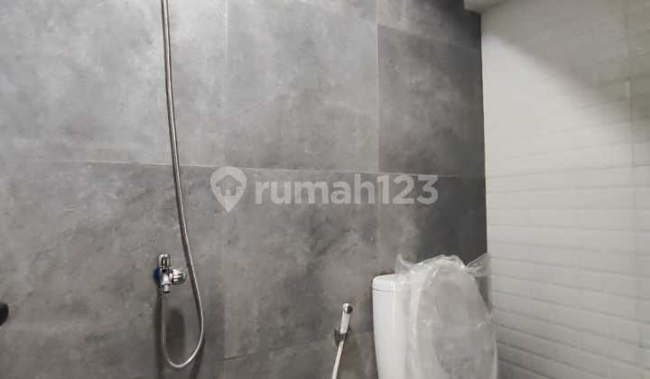 Rumah 2 Lantai Siap Huni di Apit 2 Pintu Tol dan Dekat MRT