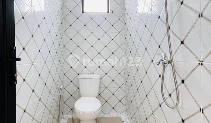 Rumah 2 Lantai Siap Huni Posisi Hoek Dekat Stasiun Depok Dan Tol Margonda Depok 2