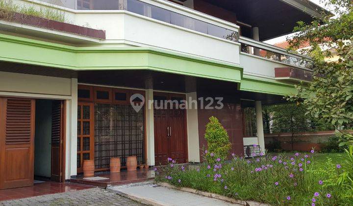 Rumah 2 Lantai Bagus Semi Furnished SHM di Puncak Permai, Surabaya 2