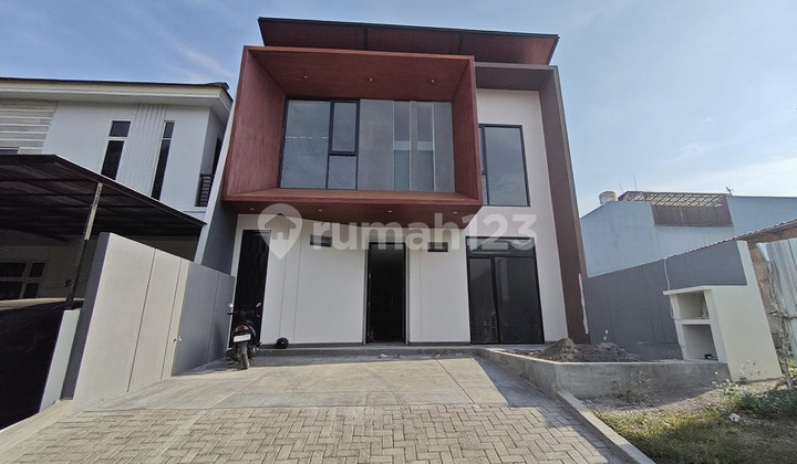 Rumah 2 Lantai Baru HGB di Citraland Utama, Surabaya