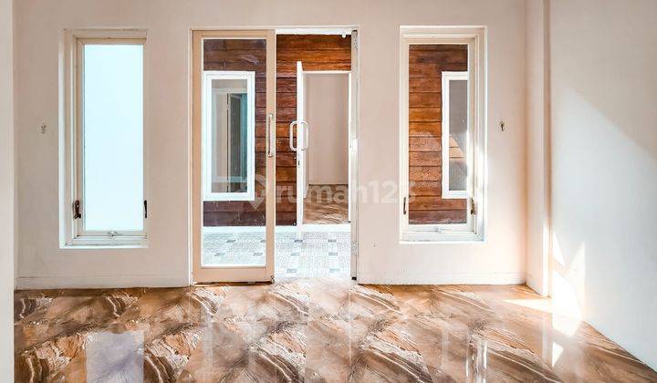 ruang keluarga rumah bagus shm di citra