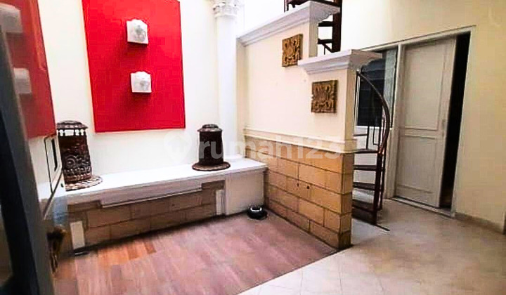 Classic Model House Fully Furnished Tenggilis