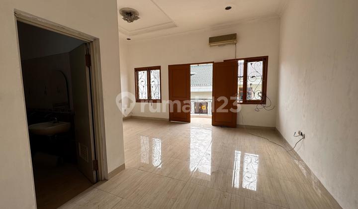 Dijual / Disewakan Rumah 2 1/2 Lt Taman Ratu Jakarta