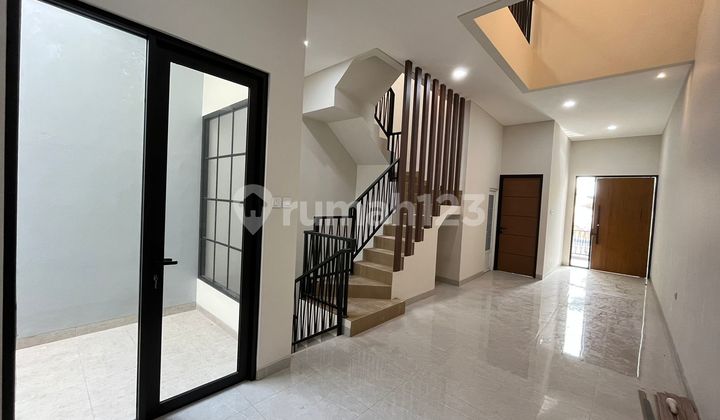 Dijual Rumah 3 LT Brand New Tomang Jakarta