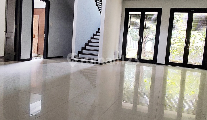 SEWA RUMAH MEGAH LINGKUNGAN EKSKLUSIF 1