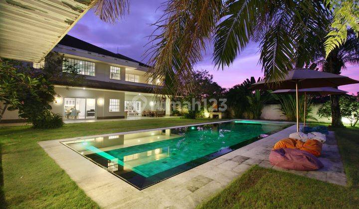 Modern villa at umalas kerobokan with ricefield view 1