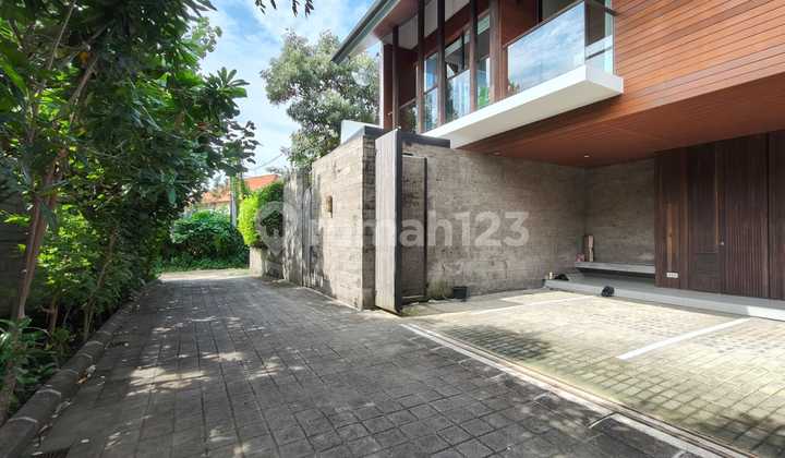 Luxury House with Rice Field View, Strategic Location in Renon 2