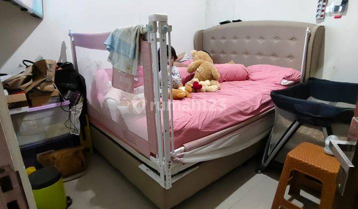 kamar tidur rumah baru di perumahan de