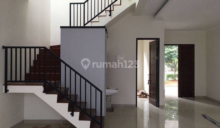 Rumah Baru Depan Taman ,Cakep Siap Huni 2