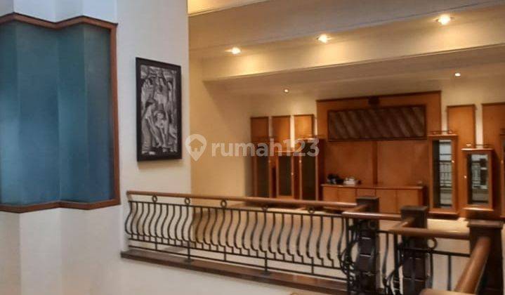 Rumah 3 Lantai Bagus Furnished SHM di Setra Duta, Bandung 1