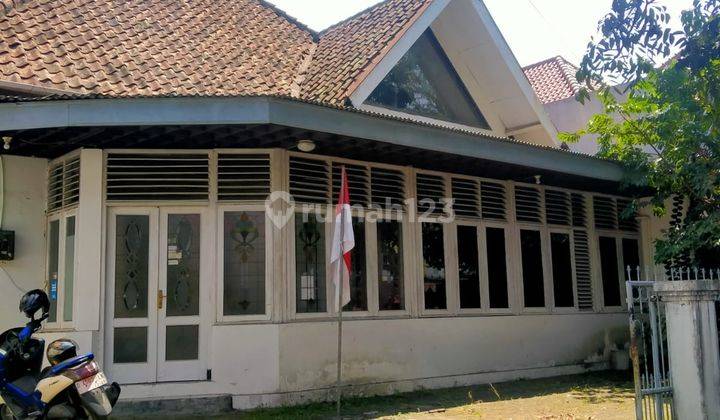 Rumah Klasik 2 Lantai Bagus SHM di Lengkong, Bandung 1