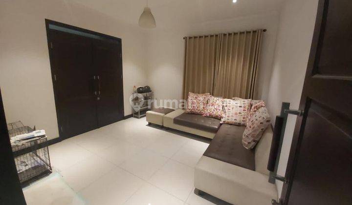 Rumah 3 Lantai Bagus Semi Furnished di Sayap Rajawali, Bandung 2