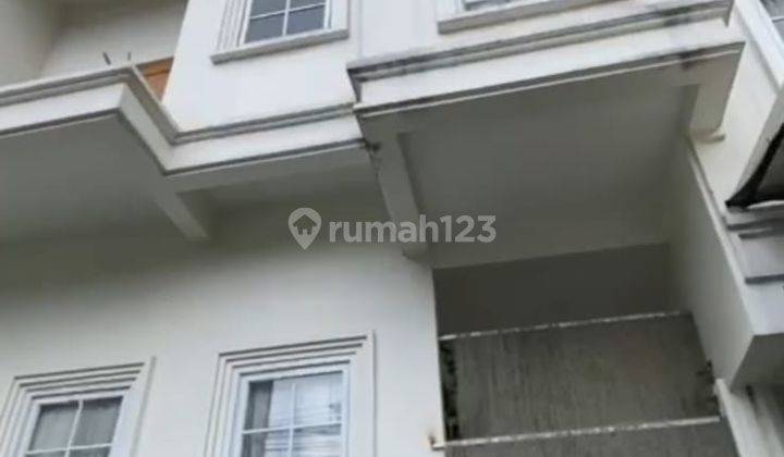 Rumah 3 Lantai Bagus SHM di Mainroad Dago, Bandung 1