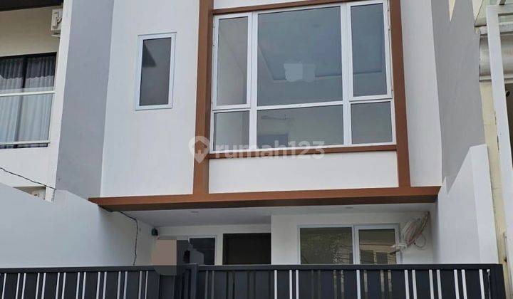 Dijual rumah baru 3 lantai cakep di citra 3 minimalis keren tinggal isi furniture di Citra garden 3 cengkareng jakarta barat 1