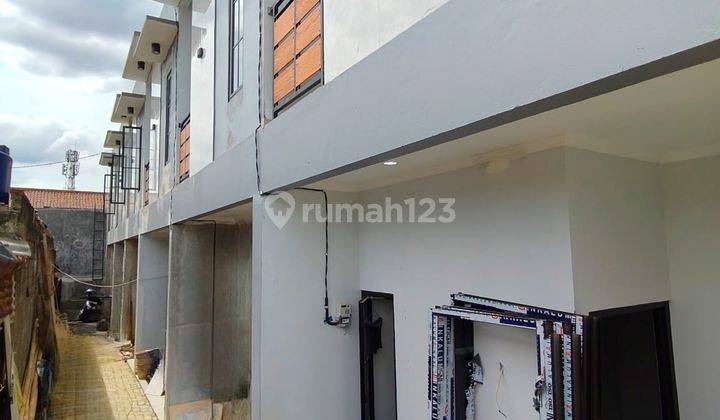 Rumah Baru 2 Lantai di Kampung tengah Jakarta Timur  1