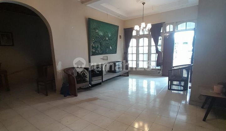 Rumah Lama Butuh Renovasi di Pondok Kelapa 2