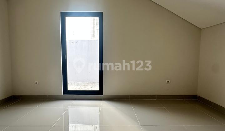 For Sale House in Metland Cyber City, 7X12, 3 Bedrooms, Corner Lot 2