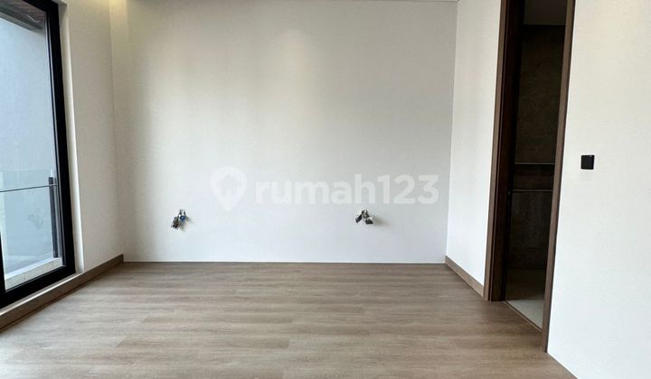 Rumah Puri Indah, Luas 190 M2, 5 Kt, 3 Lantai, Shm 2