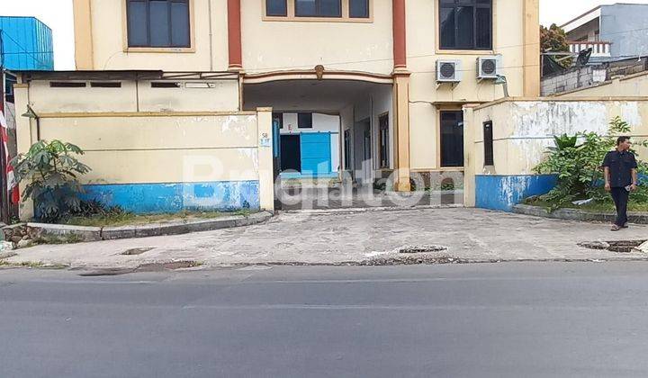 GEDUNG DAN GUDANG AKSES JALAN RAYA