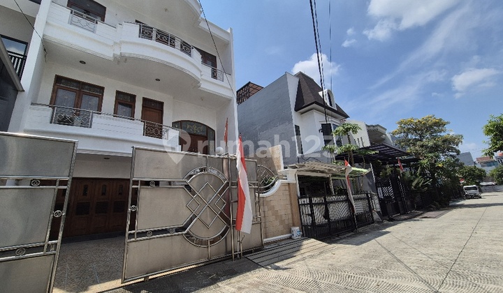 4-story house, 8x17 in Kelapa Lilin, Kelapa Gading, North Jakarta, with land certificate, multiple bedrooms, furnished. 2