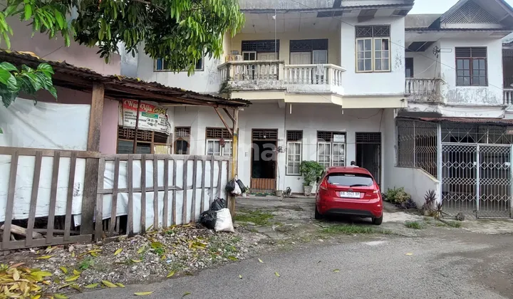 Two-story house on Dobi III Street, Kampung Pondok. Two-story house on Dobi III Street, Kampung Pondok.