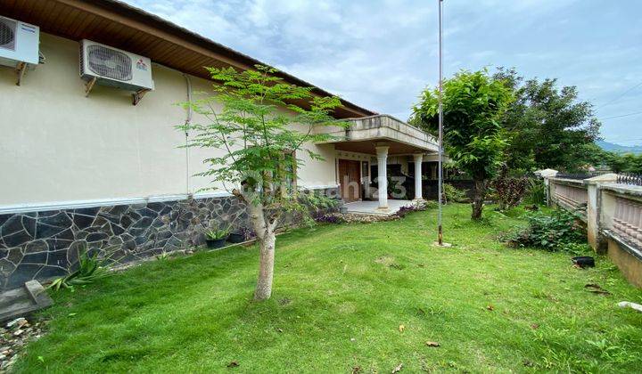 tampak depan rumah besar full furnished di