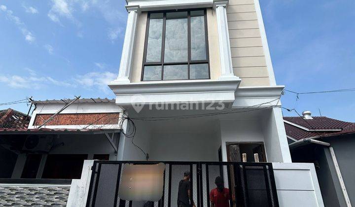 Rumah Baru Mewah Modern Classic Siap Huni, 3 Lantai dekat MRT Haji Nawi Jakarta Selatan

 1