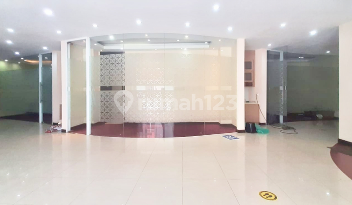 Ruko di Wolter Mongonsidi Cocok untuk Resto, Butik, Salon , Klinik Area Scbd Jaksel
