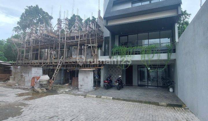 Jarang Ada Rumah Impian 3 1/2 + Rooftop di daerah Elite Kemang Selatan Jakarta Selatan 1