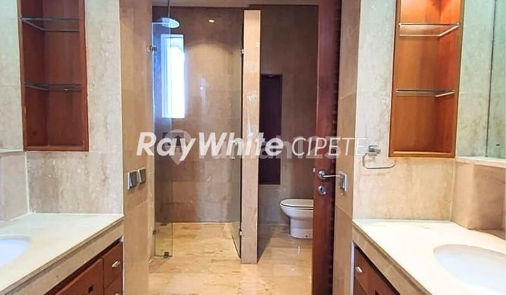 Luxury Tropical Minimalist House in Kemang 2