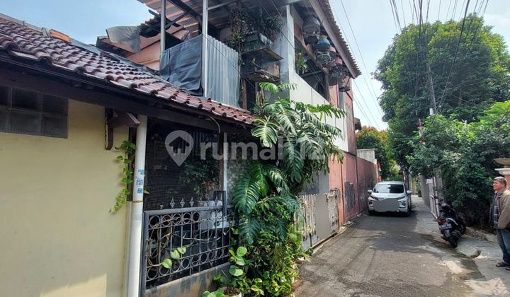 Old house suitable for boarding in the residential area of Gandaria Selatan / Cipete, South Jakarta. 2