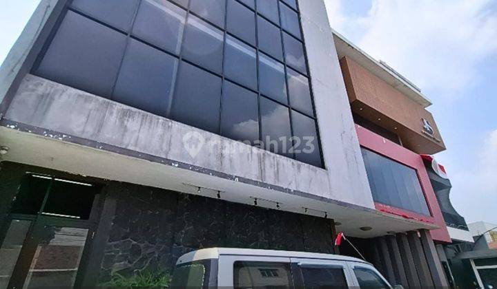 Gedung di area strategis dekat Pintu Tol Jatibening 1