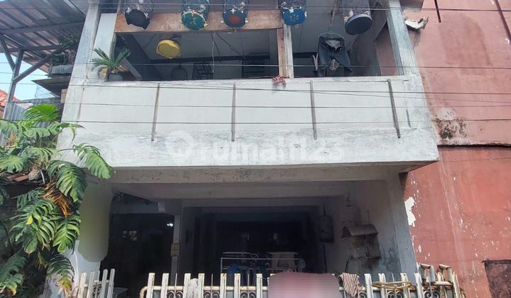 Old house suitable for boarding in the residential area of Gandaria Selatan / Cipete, South Jakarta.