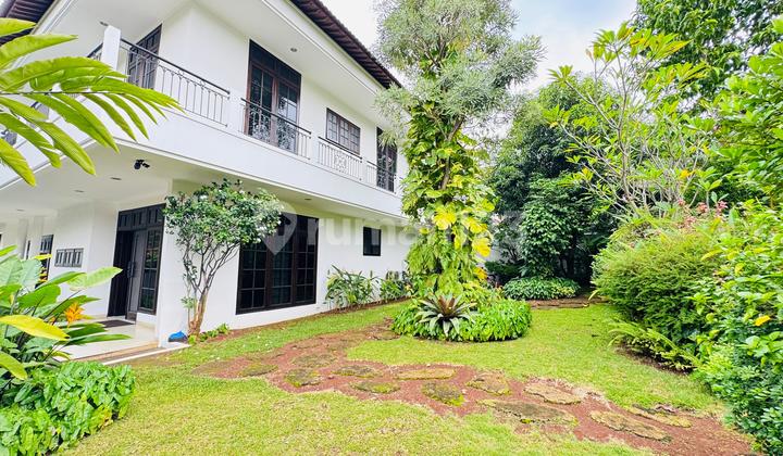 Dijual Rumah Cantik Posisi Hook. Halaman Depan . Samping Dan Belakang Sangat Luas. Di Puri Cinere