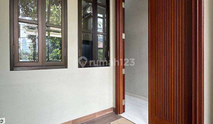 Di Jual Rumah Di Senopati, Area Tenang Dan Row Jalan Besar