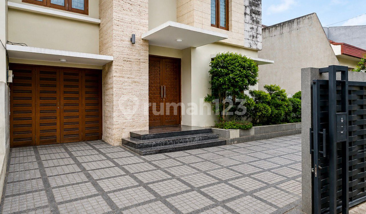 Quick Sale Ready-to-Occupy House in Cipete with Private Pool, Quiet and Peaceful Area in South Jakarta Quick Sale Ready-to-Occupy House in Cipete with Private Pool, Quiet and Peaceful Area in South Jakarta