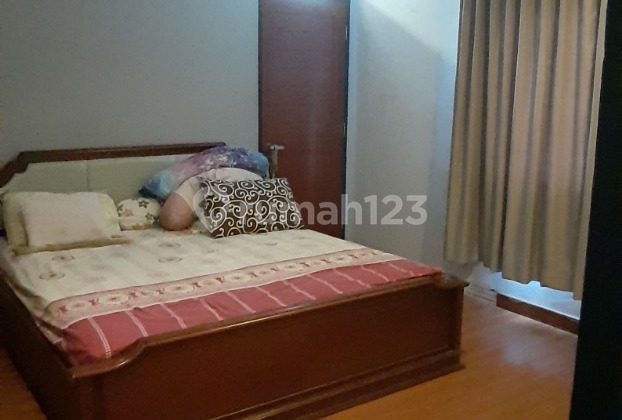 Hunian Elegan Hadap Utara - Rumah Semi Furnished Taman Modern 2