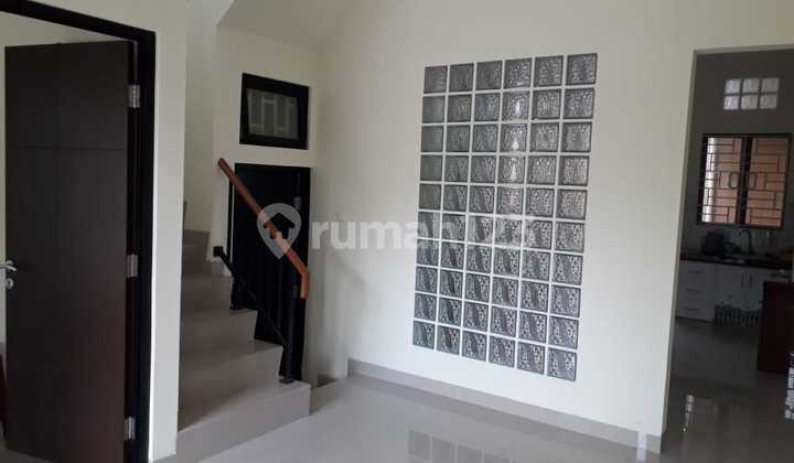 Rumah 2 Lantai Siap Huni Lokasi Bebas Banjir di Harapan Indah Bekasi  2