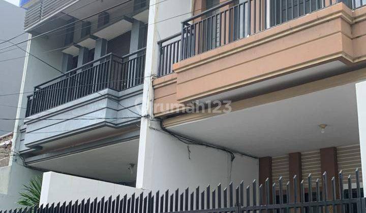 Rumah 3 Lantai Bergaya Modern Dan Siap Huni di Gelong Baru Tomang Jakarta Barat 1