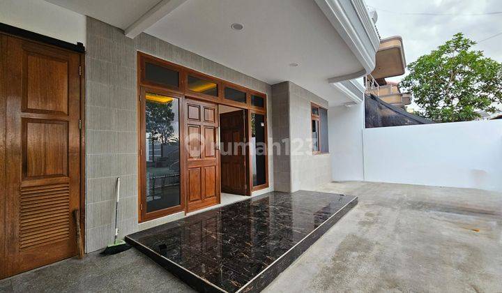 Rumah Modern 2 Lantai Baru Direnovasi di Taman Modern, Cakang, Jakarta Timur 1