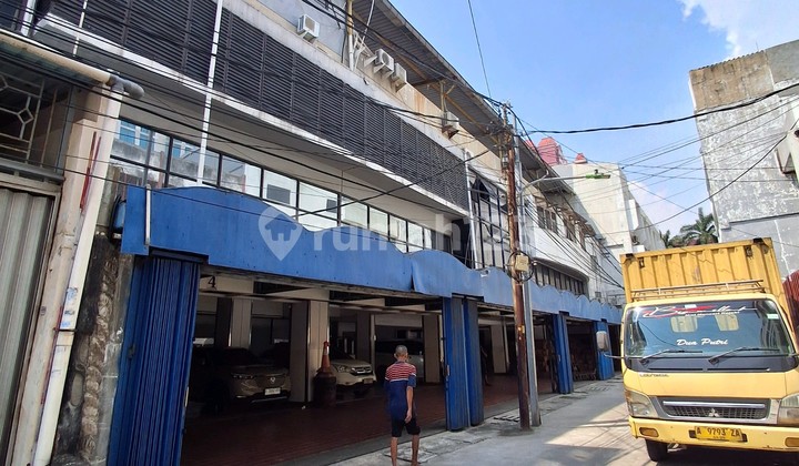 Strategic Building in the Business Center of Pecenongan Raya, Central Jakarta Strategic Building in the Business Center of Pecenongan Raya, Central Jakarta