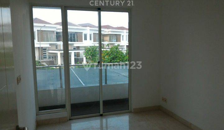 kamar tidur rumah 3 lantai di golf