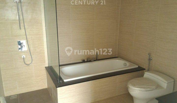 kamar mandi rumah 3 lantai di golf