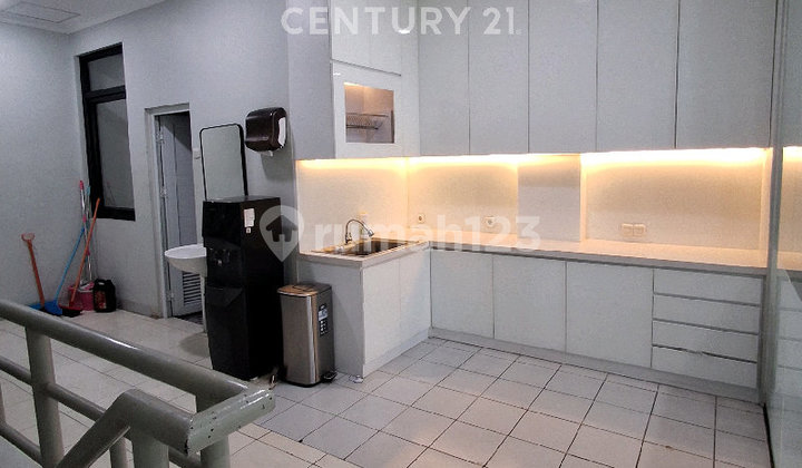 Strategic Terraced Shop House Ready to Use in Mangga Besar, Central Jakarta 1