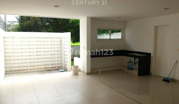 dapur rumah 3 lantai di golf