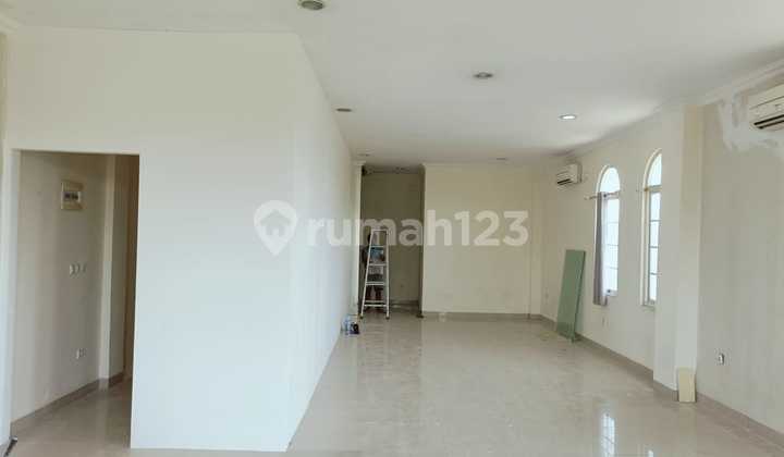 For Sale: Sentra Niaga Hook Commercial Building