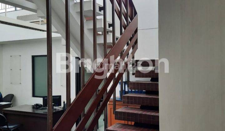 GEDUNG PERKANTORAN DI JALAN UTAMA BANDUNG UTARA 3