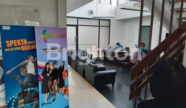 GEDUNG PERKANTORAN DI JALAN UTAMA BANDUNG UTARA 5