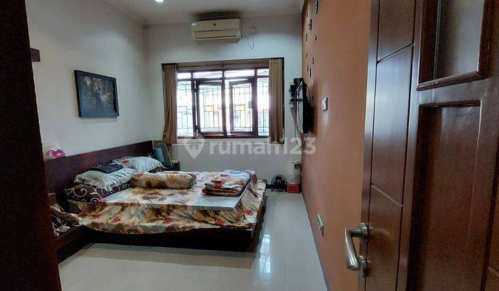 Dijual Rumah Toko Hook 3 Lantai Semi Furnished di Kurdi Moch Toha 2